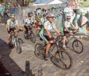 Ciclistas se reúnem|na Vila Madalena